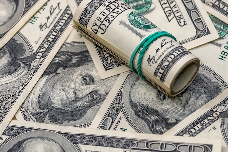 Le dollar conserve ses gains après la Fed, la livre se replie
