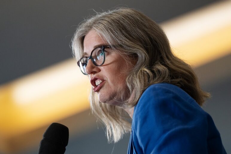 Susan Holt se dit prête collaborer pour frapper les États-Unis «là où ça fait mal»